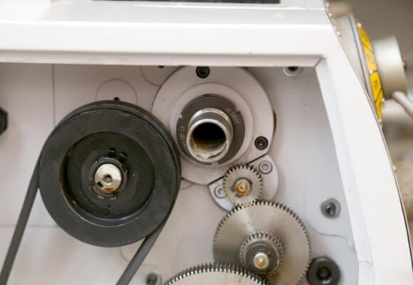 MasterTurn 2880G Диаметр отверстия шпинделя составляет 26 мм
