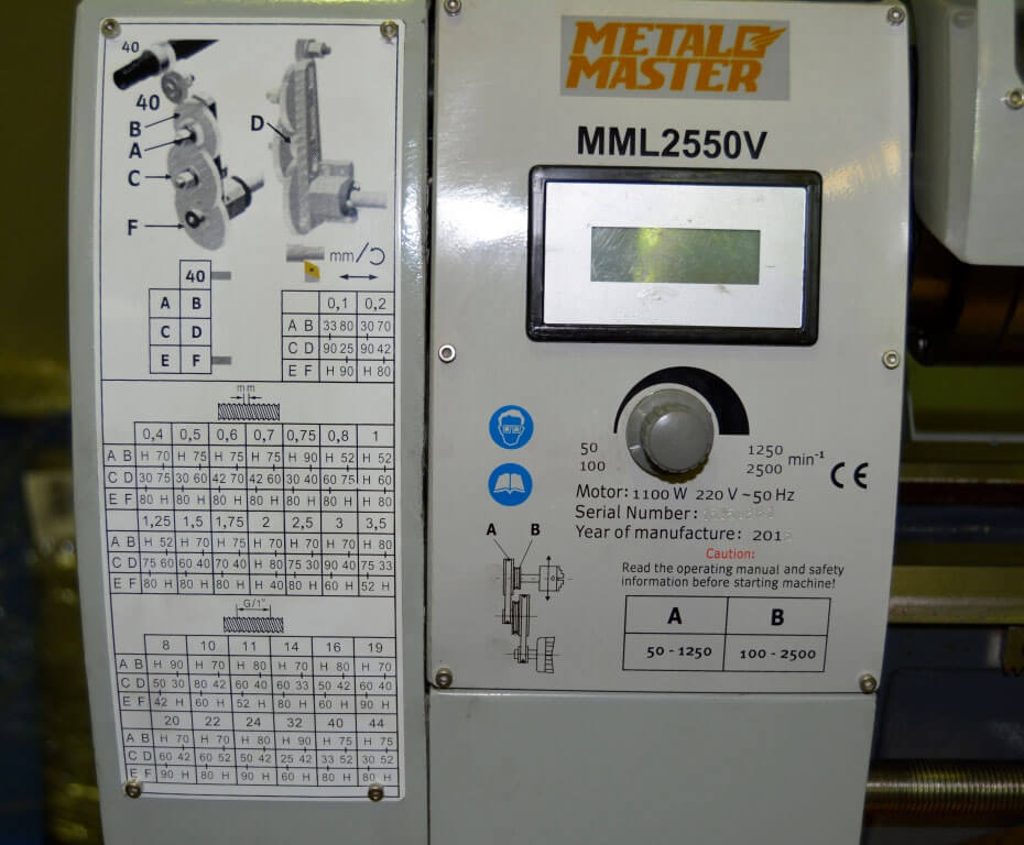 MML 250x550 V (2550 V) 
 На станке установлено электронное бесступенчатое управление числом оборотов шпинделя  Данные о количестве оборотов шпинделя отображаются на цифровом дисплее на корпусе станка  
