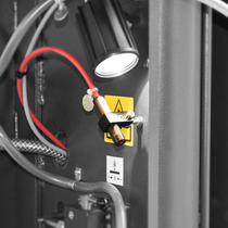 Pilous PP 502 G CNC  ЛАЗЕРНЫЙ УКАЗАТЕЛЬ РЕЗА   
 Луч лазера отмечает область, где должен быть проведен рез  
