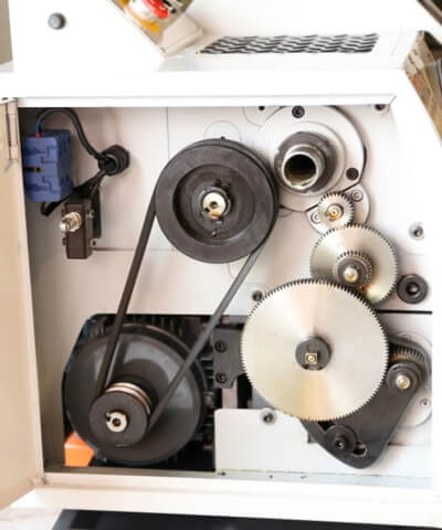 MasterTurn 2880G Главное преимущество токарного станка: Наличие металлических шестерней обладающих высоким ресурсом и повышенной износостойкостью, а наличие клиновидного ремня позволит избежать повреждения двигателя при превышении нагрузки на шпин...