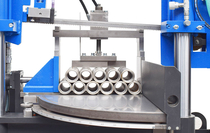 Pilous PP 502 G CNC  Гидравлический прижим   
 Позволяет зажимать заготовки во время пакетной резки  Это обеспечивает надежный зажим с помощью гидравлически управляемых вертикальных тисков, работающих в цикле со станком  
