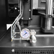 Pilous PP 502 G CNC  РЕГУЛИРУЕМОЕ ДАВЛЕНИЕ В ТИСКАХ   
 Позволяет регулировать силу зажима при резке тонкостенных профилей  Это помогает избежать деформации отрезаемой заготовки и обеспечивает точный рез  
