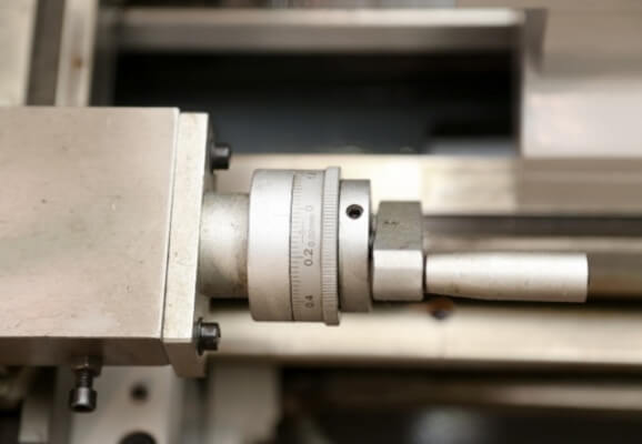 MasterTurn 2880G Цена деления лимба тонкой продольной подачи - 0 02 мм